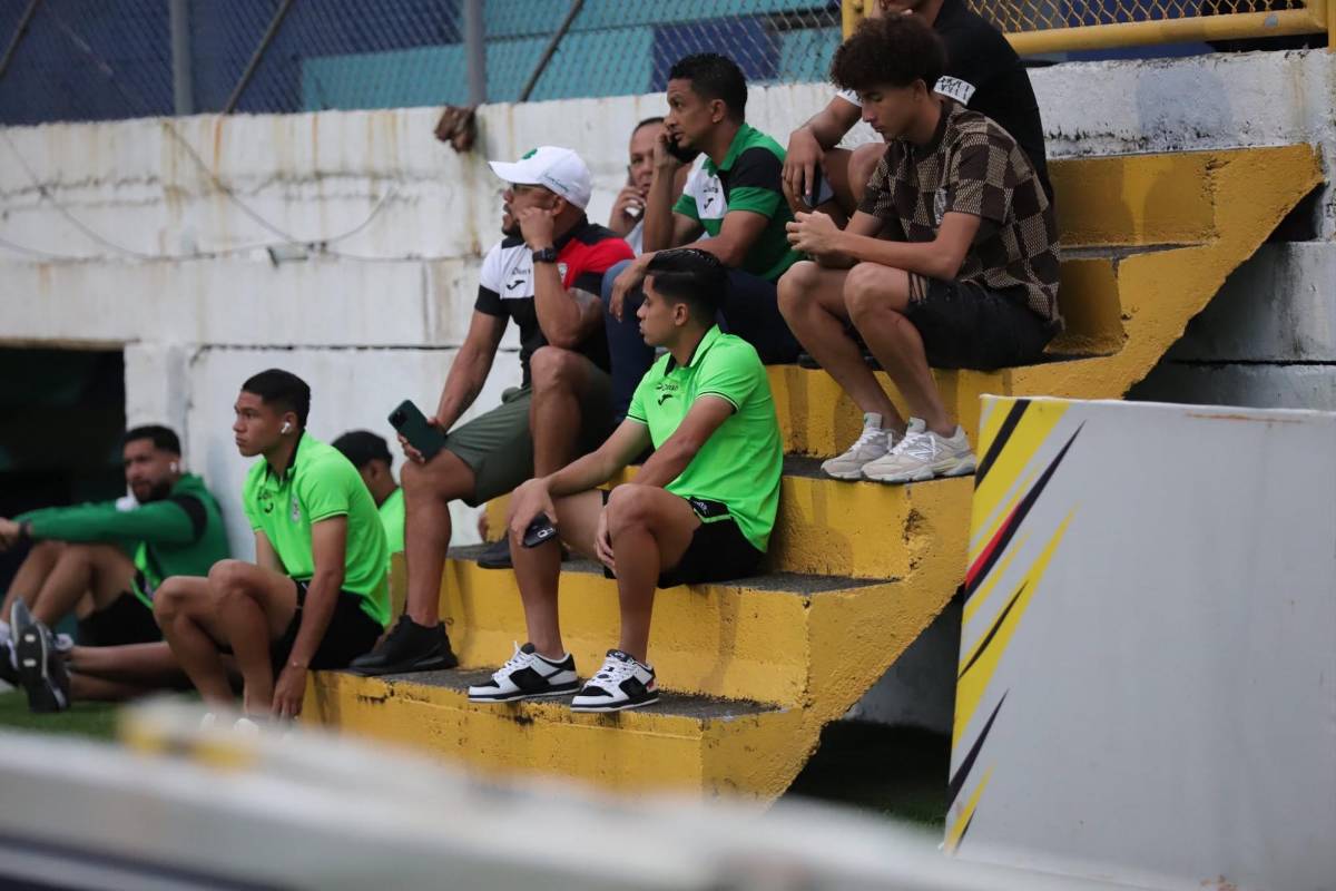 Exfutbolistas hondureños y bellas chicas sorprenden en la previa del clásico sampedrano