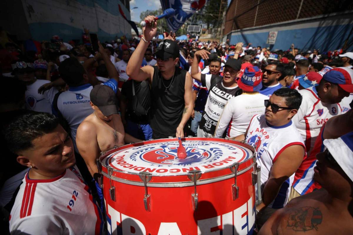 Con show de luces y al ritmo de la percusión: Así llegó la barra del Olimpia al estadio Nacional