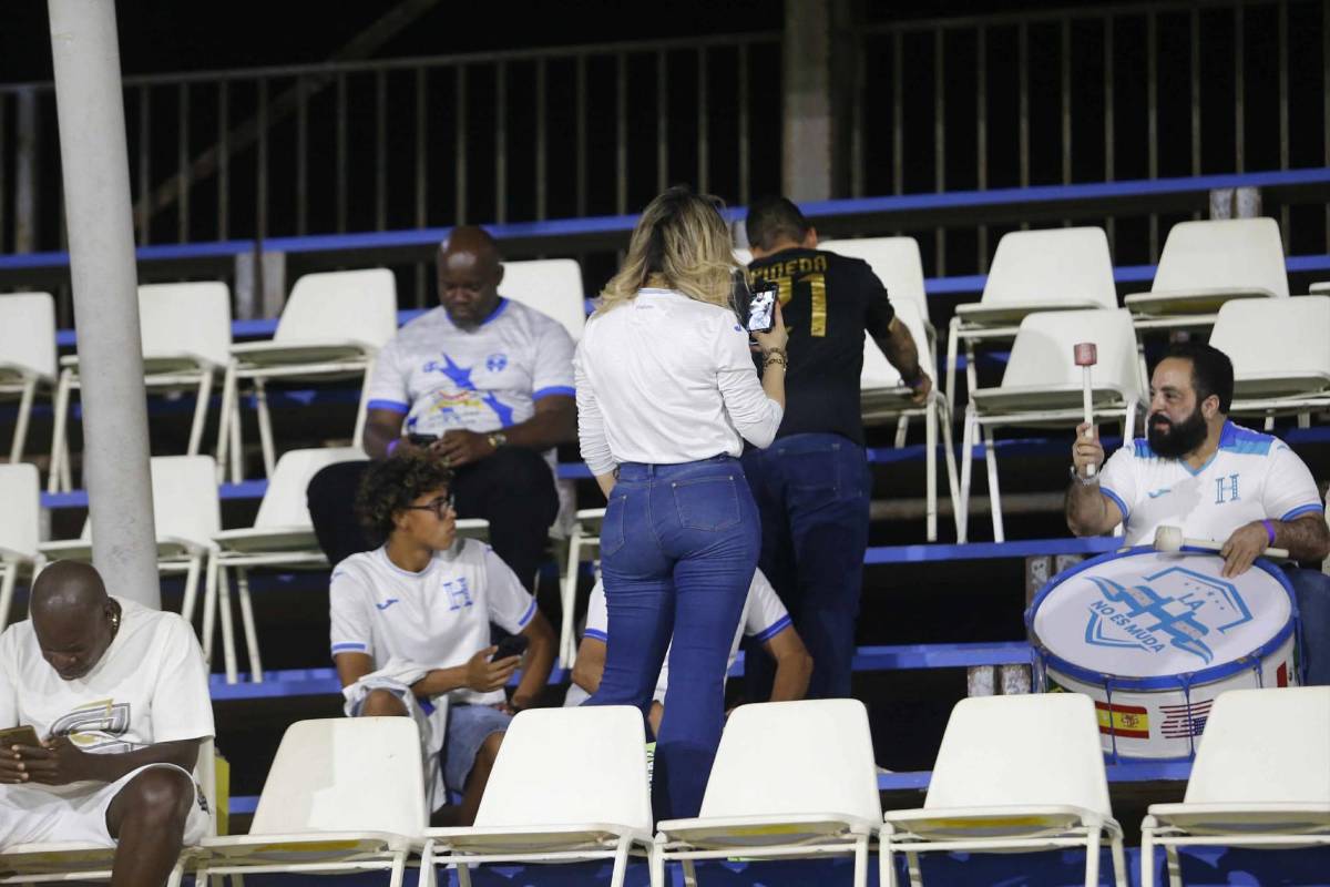 Bellas hondureñas en Curazao, políticos sorprenden en partido eliminatoria ante Haití