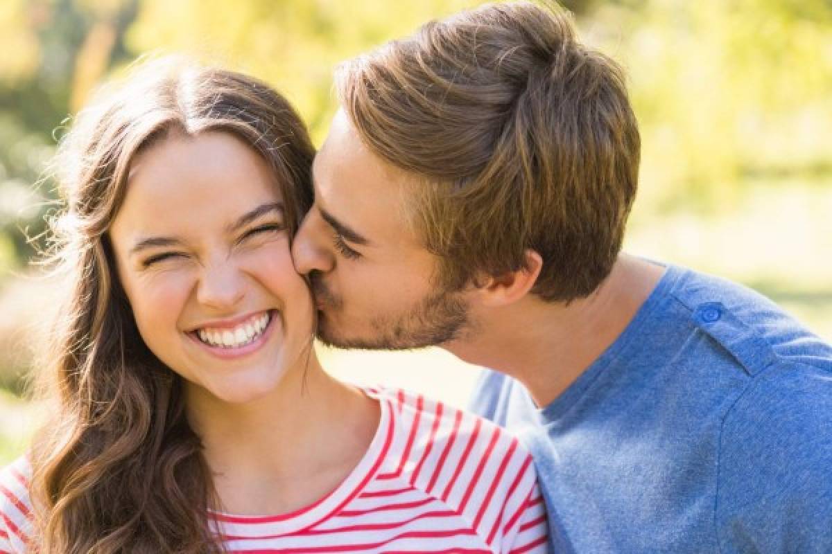 El significado de los besos... ¿es amor o amistad?