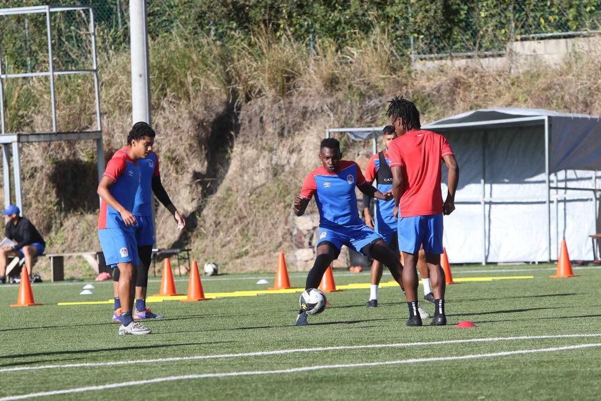 Jugador entrena solo y nuevas caras; la última práctica de Olimpia para debut en el Clausura