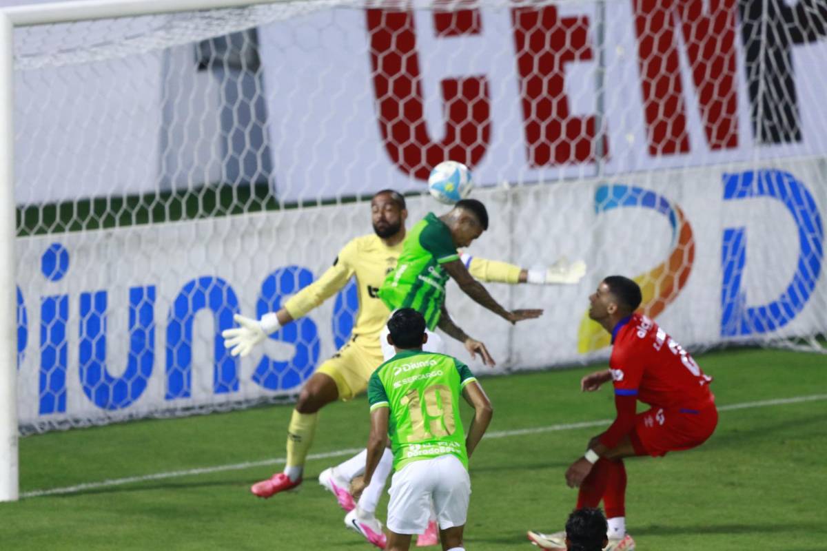 Novia de jugador captada, sorpresa con Wilmer Velásquez y villano de Olimpia ante Marathón