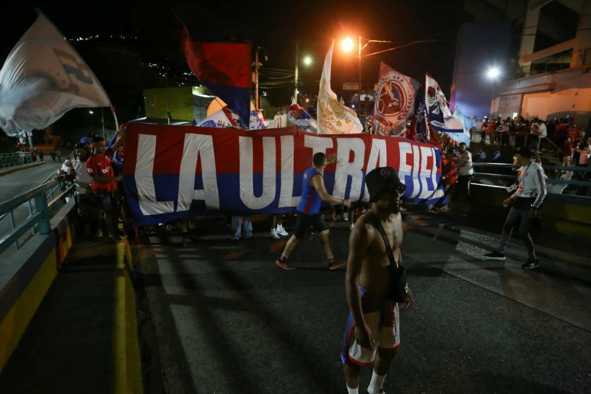 Olimpia vs Alajuelense: Eufórica llegada de la Ultra Fiel al estadio Nacional