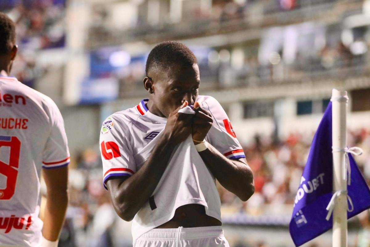 Olimpia humilla a Motagua, jugador sale herido, visita especial y sorprende lo que hicieron los DT