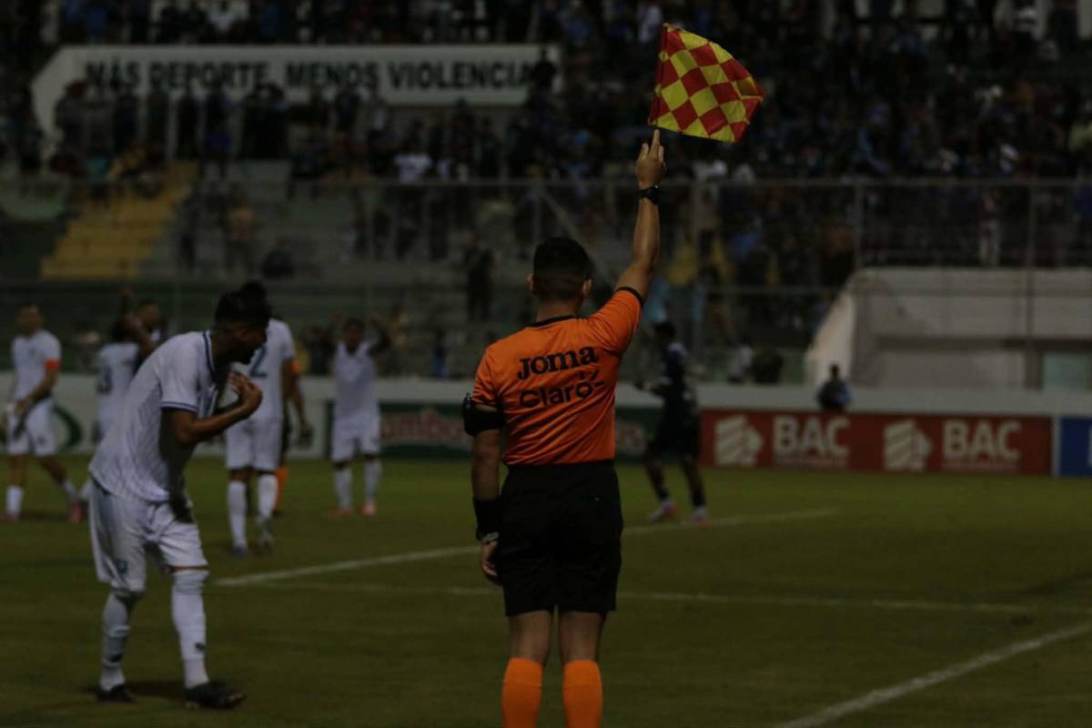 Polémico penal, ayuda del FVS y zafarrancho entre jugadores del Motagua y Génesis