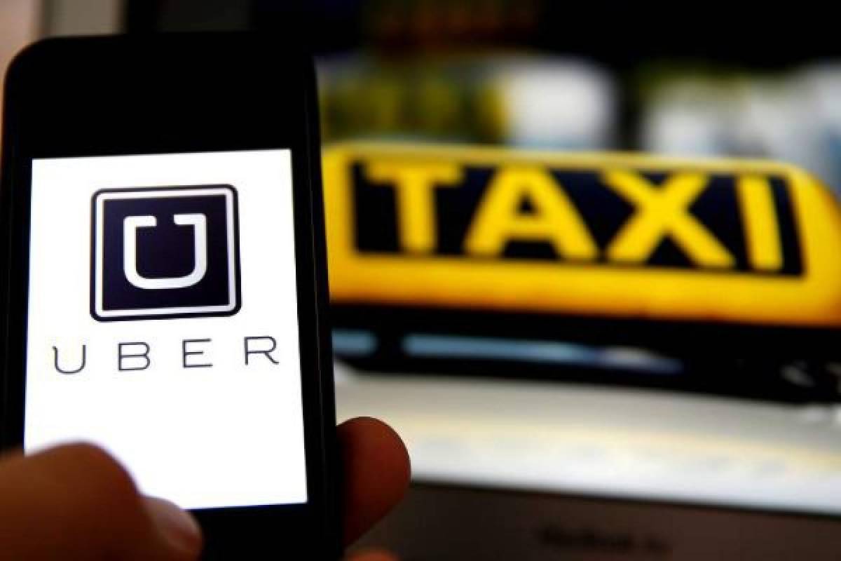 Taxistas protestan contra aplicación Uber