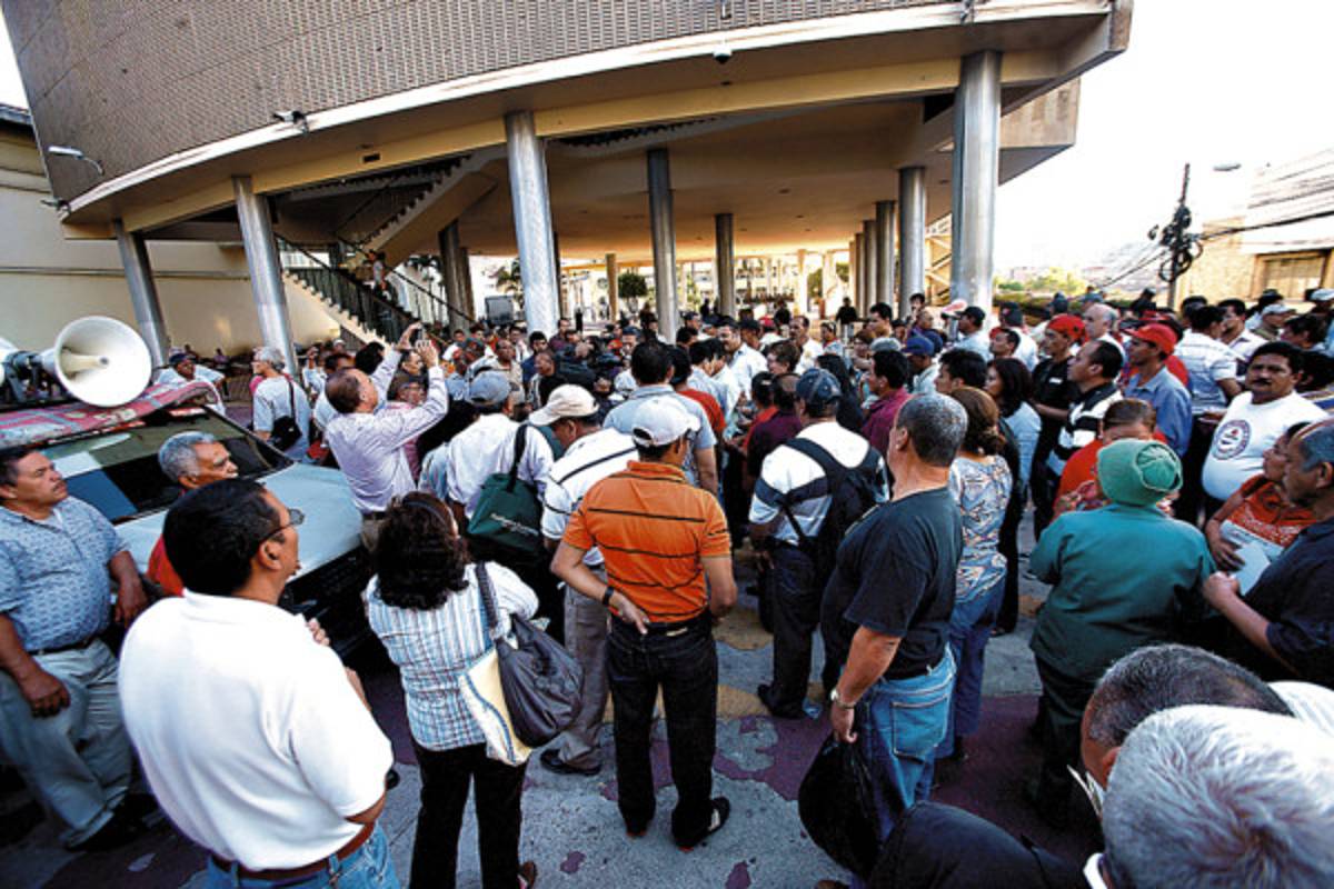 Maestros cumplen dos días de protesta