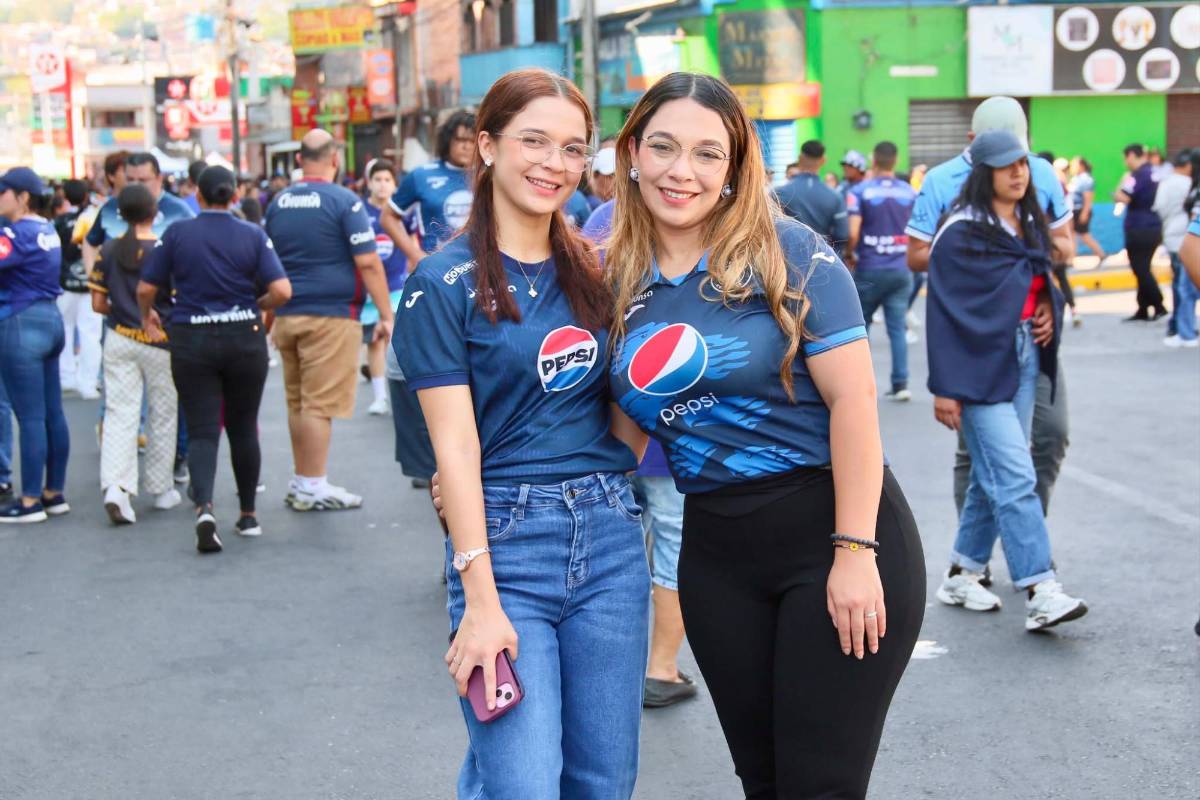 Bella policía sorprende, periodista es captada besándose y las lindas chicas en el Nacional