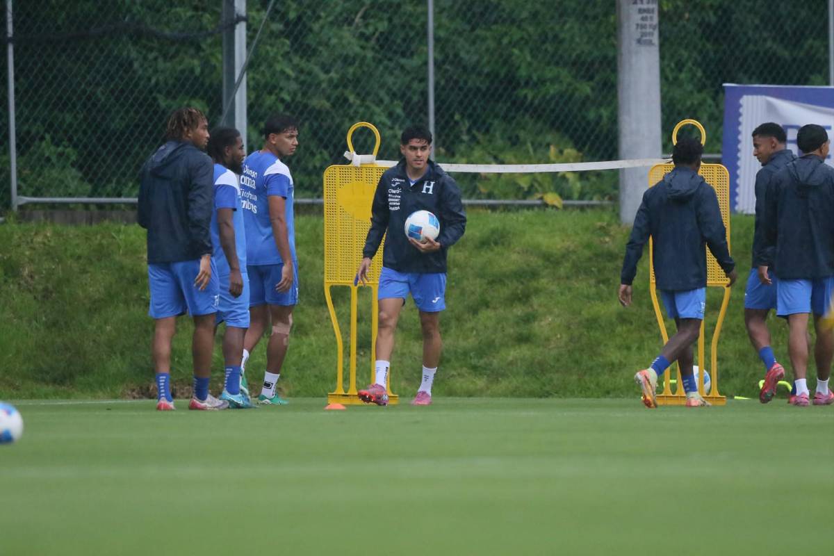 Honduras entrena bajo la lluvia y con mucha seriedad previo a partido ante Haití