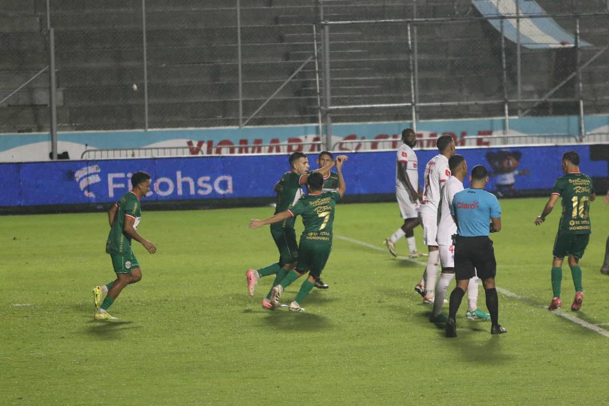 Polémica en Olimpia vs Marathón, jugadores fueron encarados por barras y lindas chicas