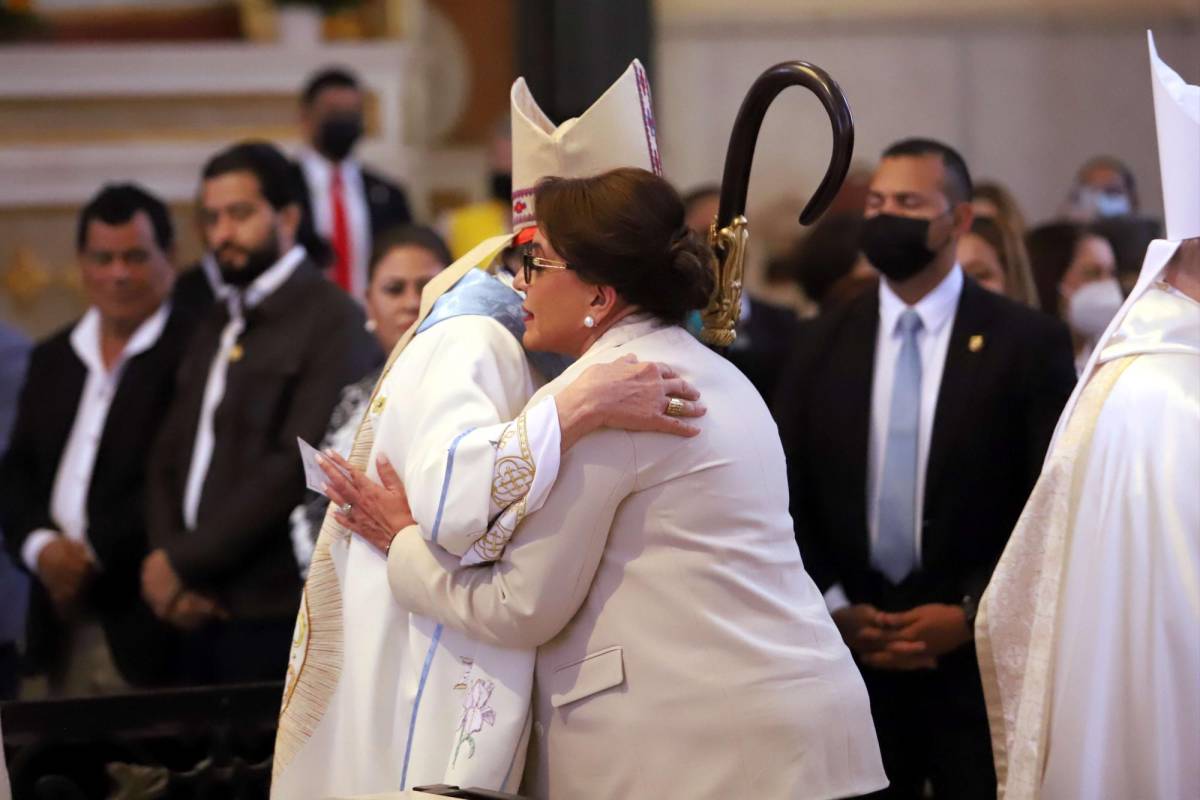 La presidenta Xiomara Castro en un efusivo abrazo con el cardenal Óscar Andrés Rodríguez.