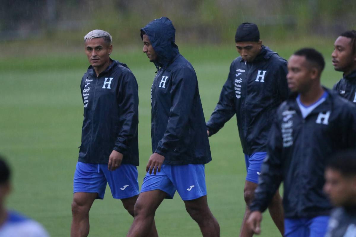 Honduras entrena bajo la lluvia y con mucha seriedad previo a partido ante Haití