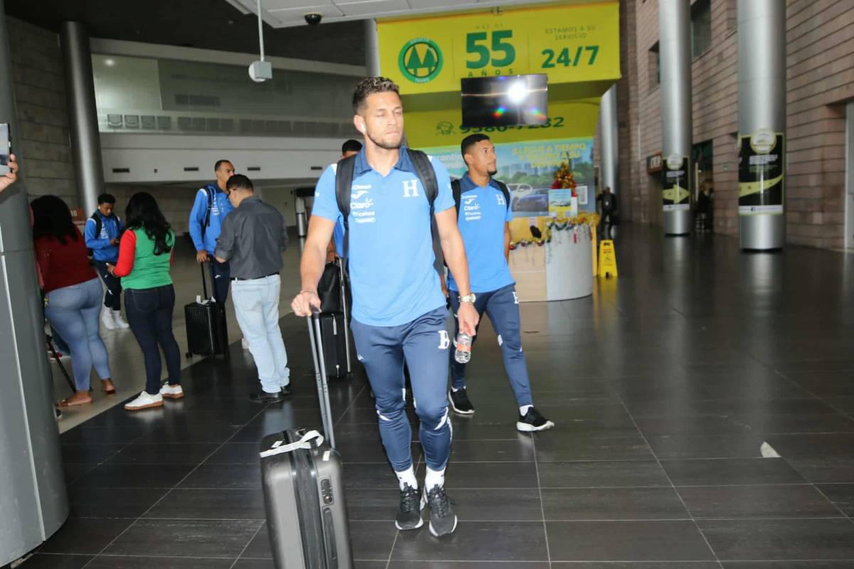Con cara de pocos amigos llegan jugadores de Honduras tras derrota con Nicaragua