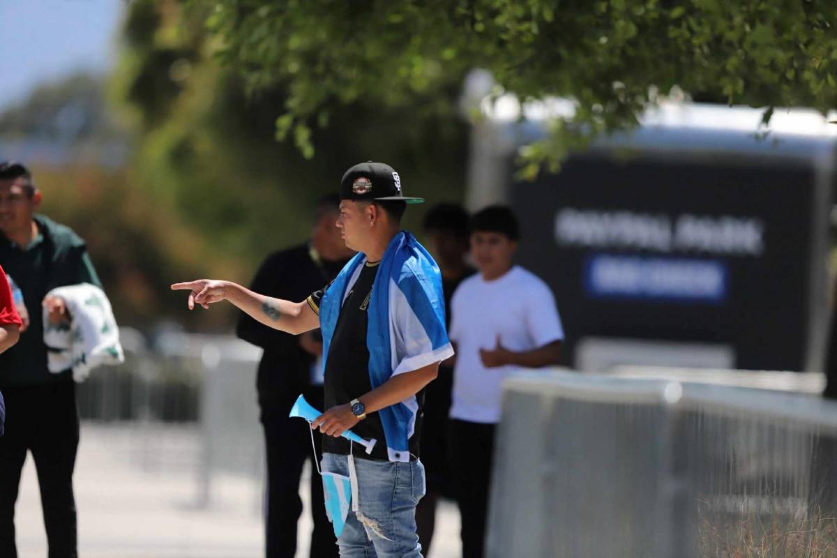 Bella periodista y exjugador hondureño sorprenden: Ambiente previo al Honduras vs Curazao