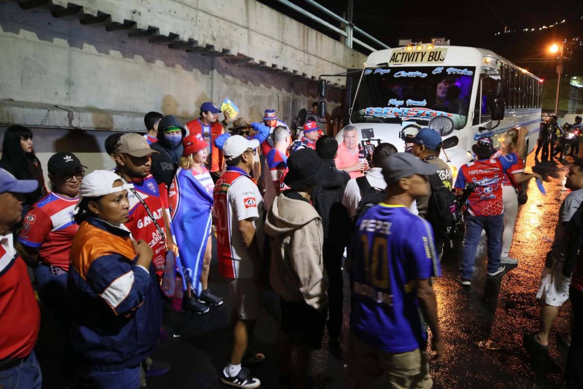 Lindas chicas, show de La Ultra Fiel y ambientazo previo al Olimpia-Firpo en Copa Centroamericana