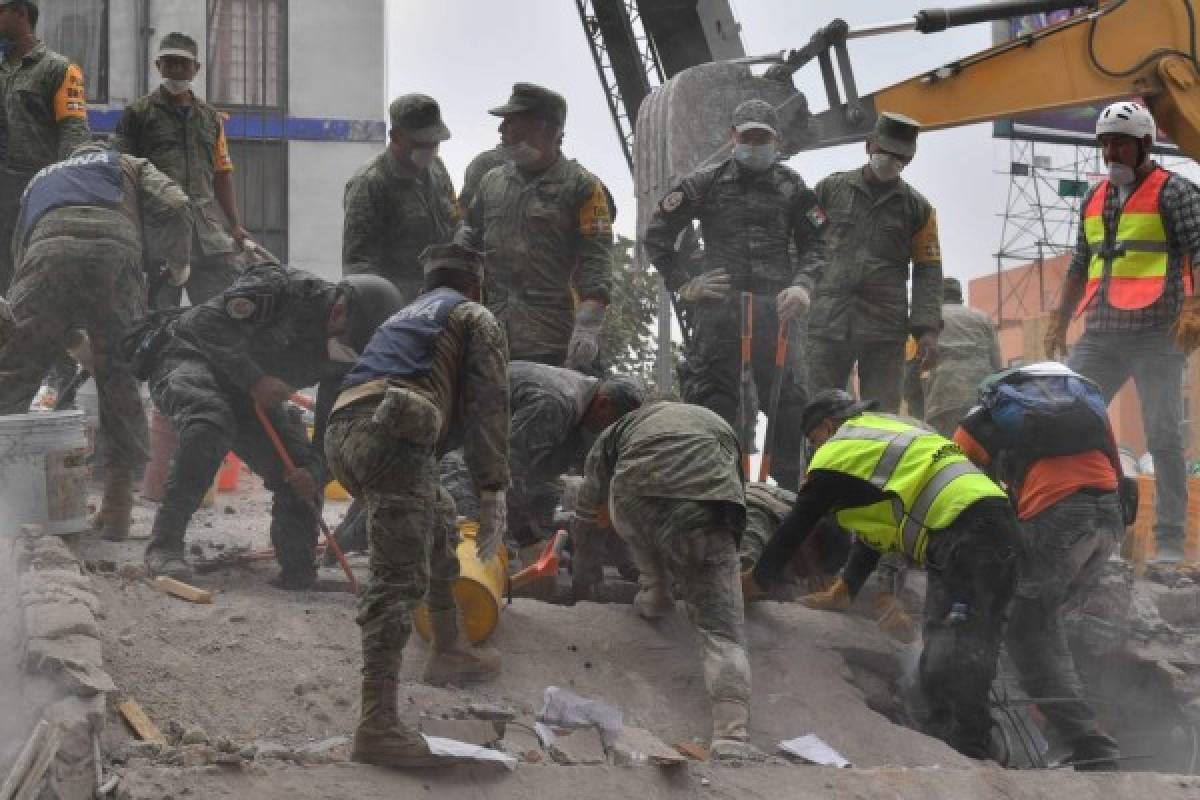 México intenta desenterrar sobrevivientes tras devastador sismo que mató a más de 230 personas 
