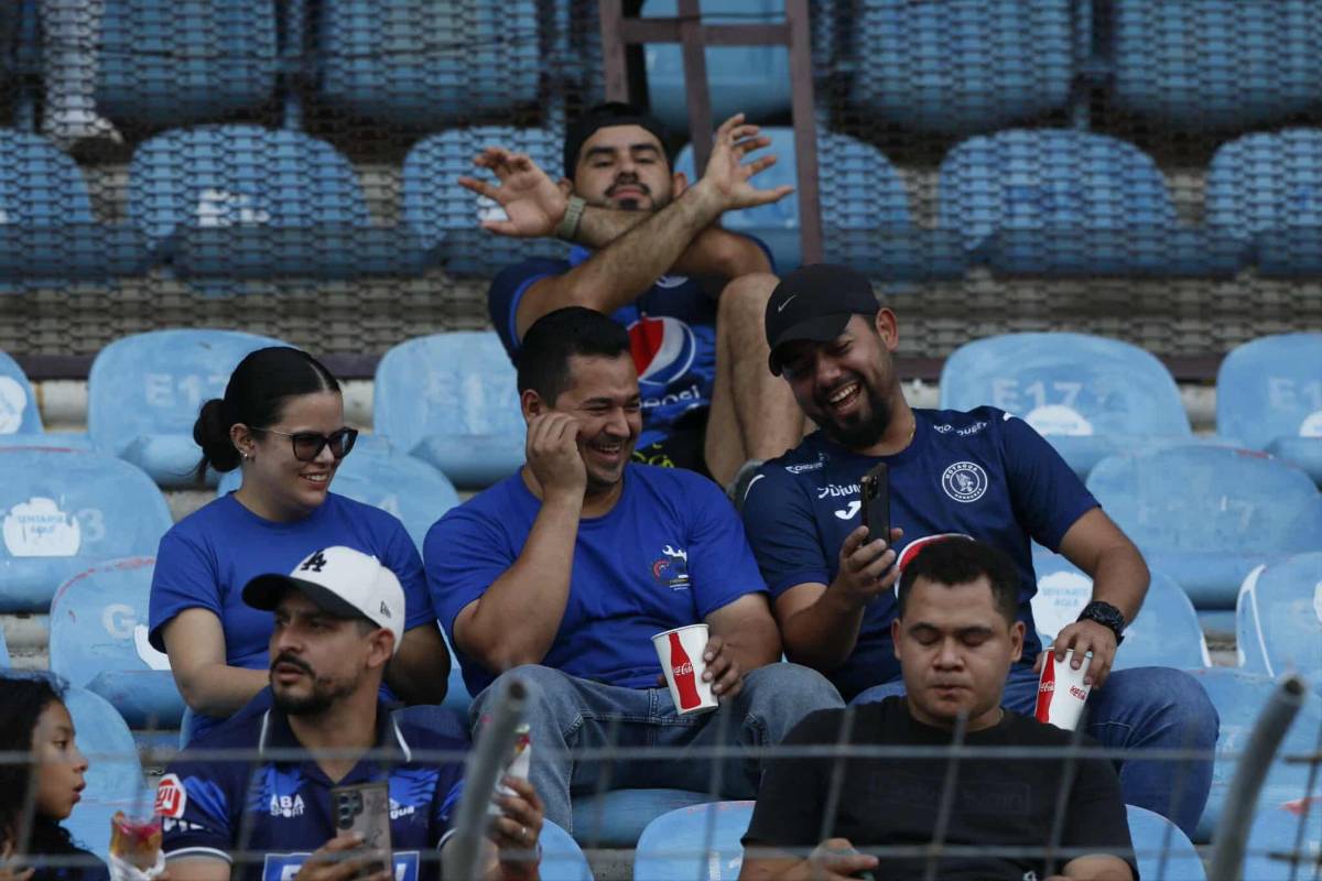 Linda chica se roba el show, jugador con look exótico y tristeza de Platense tras caer ante Motagua