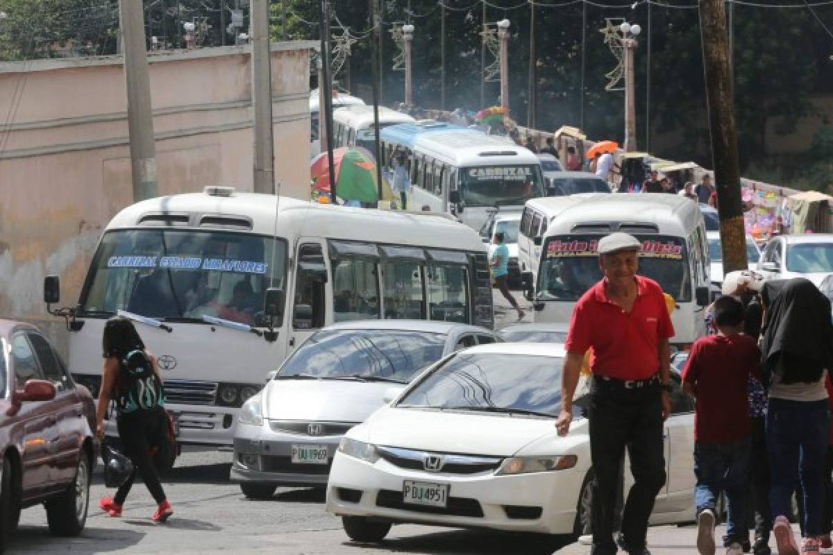 El pesado tráfico vehicular se forma por la gran cantidad de buses que ingresan al centro de la capital.