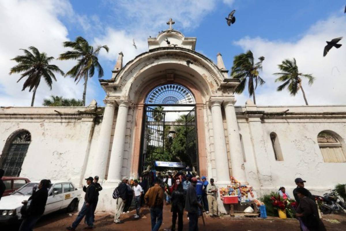 Hondureños rinden tributo a sus familiares ausentes