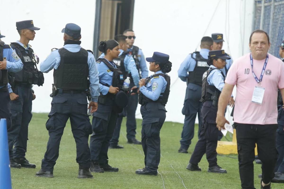 Linda aficionada deslumbra, el Morazán blindado y ambientazo previo al Real España vs Olimpia