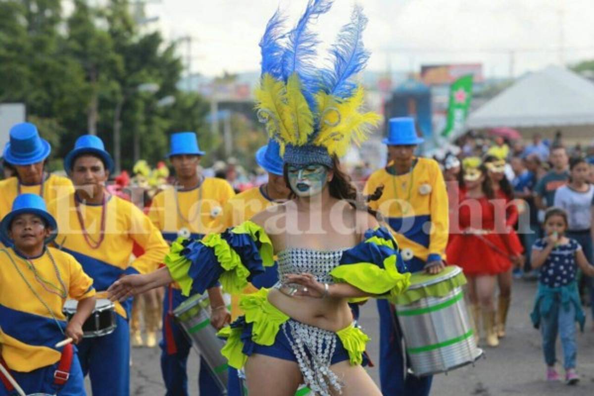 Tegucigalpa derrocha color y algarabía en el carnaval por su 438 aniversario
