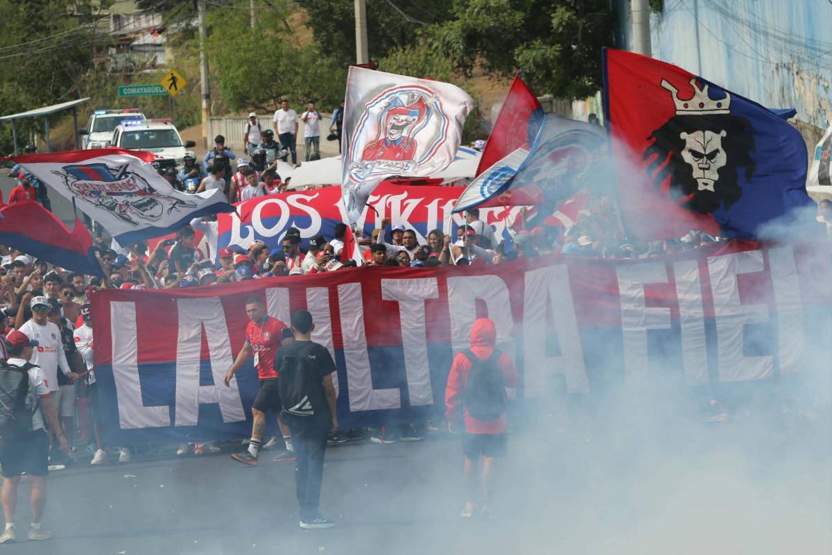 Olimpia vs Motagua: Ambiente, lindas periodistas deslumbran y barra se enfrenta a la Policía Nacional