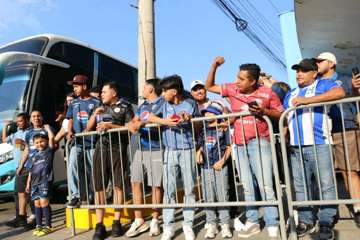 Lindas chicas, exministro sorprende y gesto de Javier López: Ambiente en el Motagua vs Génesis PN