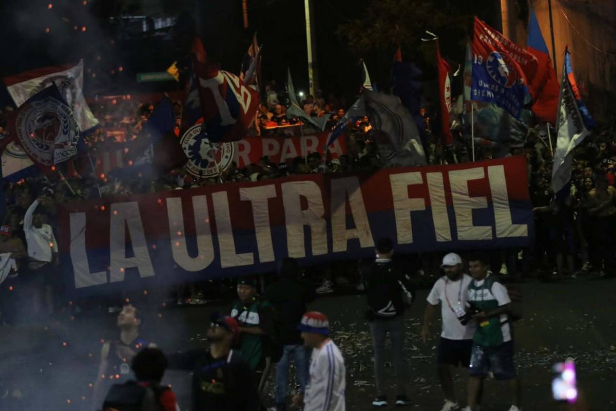 Enmascarado sorprende y lo que hizo linda chica: Llegada de la Ultra al Olimpia vs Cartaginés
