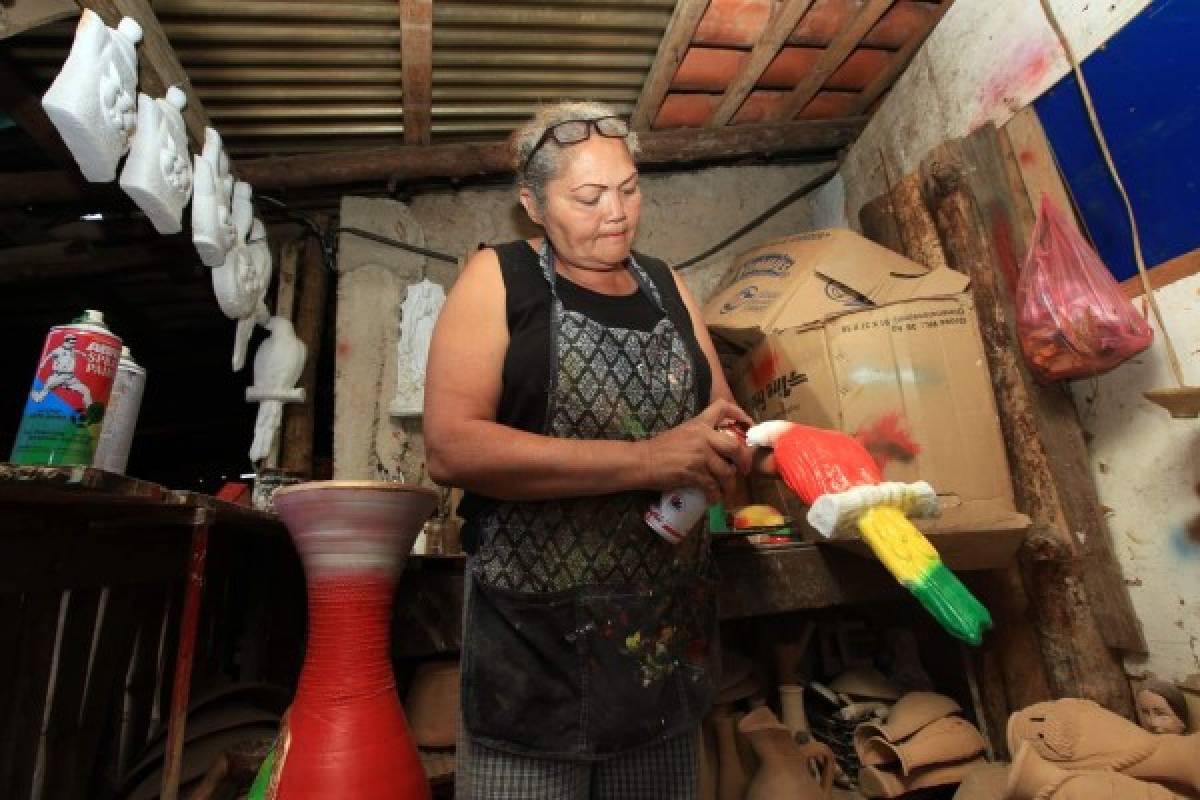 En su casa también tiene su taller de pintura. Foto: Marvin Salgado