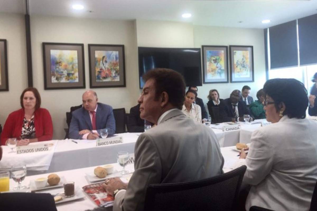 Nasralla y su equipo de colaboradores se reunió con el G-16 para abordar la problemática de las elecciones que se van a desarrollar el 26 de noviembre.