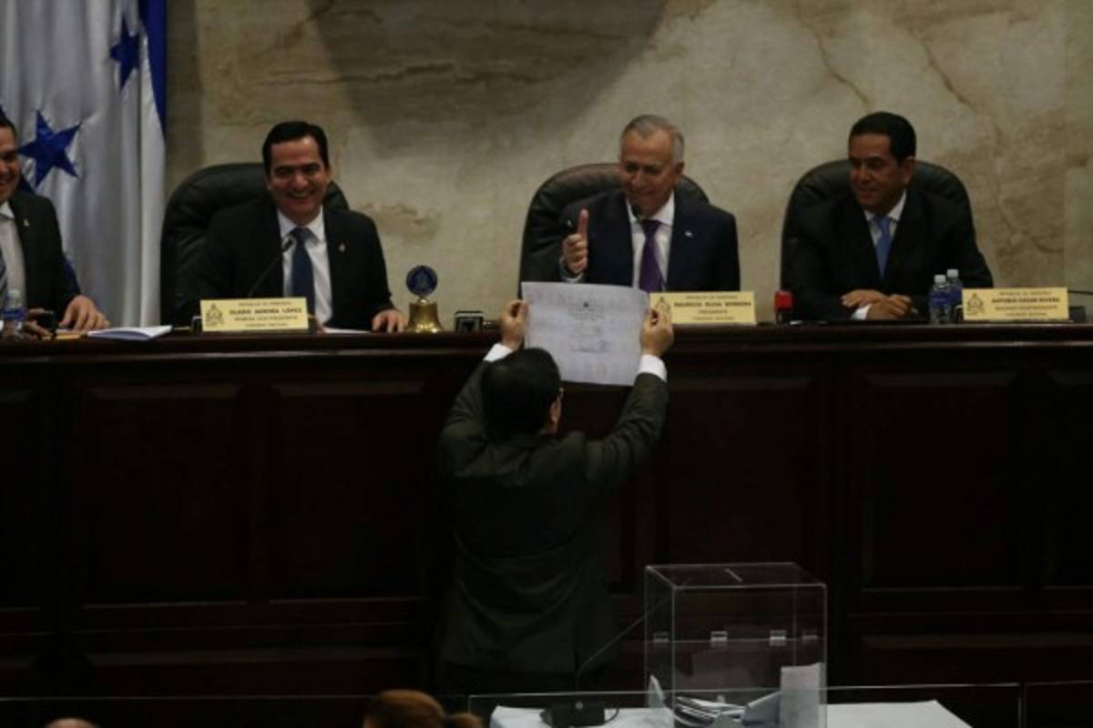 Nasralla llega 'bailando' a la elección de la Corte