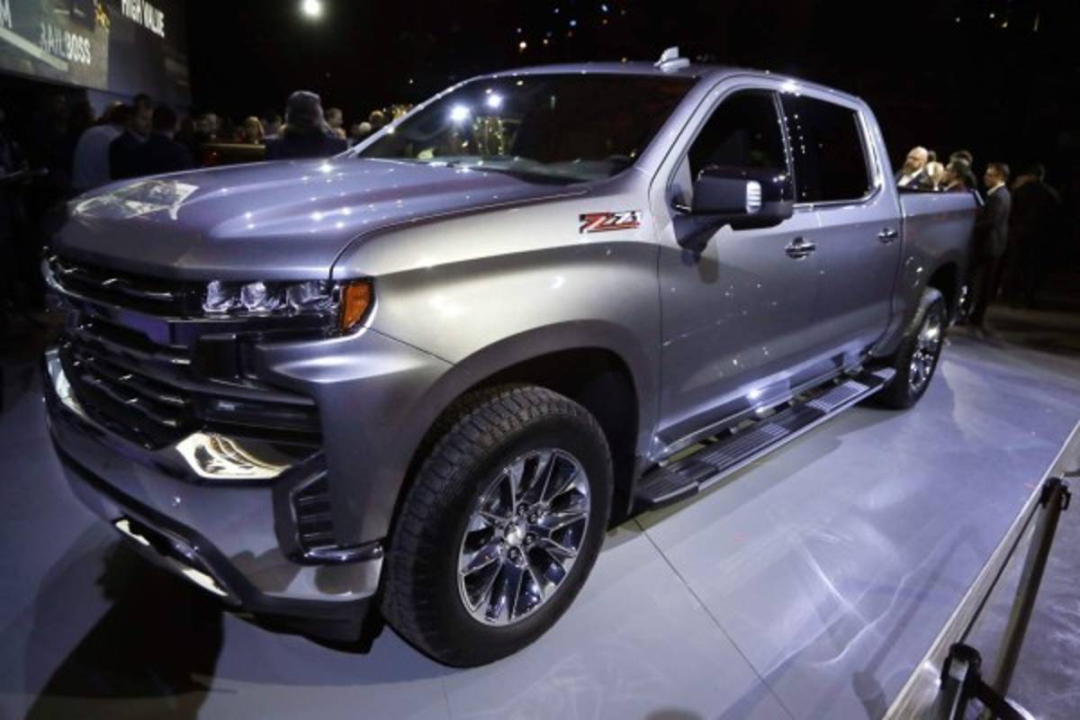 Chevrolet Silverado 2019 El vehículo utilitario debutó en Detroit con nuevo motor diésel y con 450 libras (204 kg) menos que su predecesora.