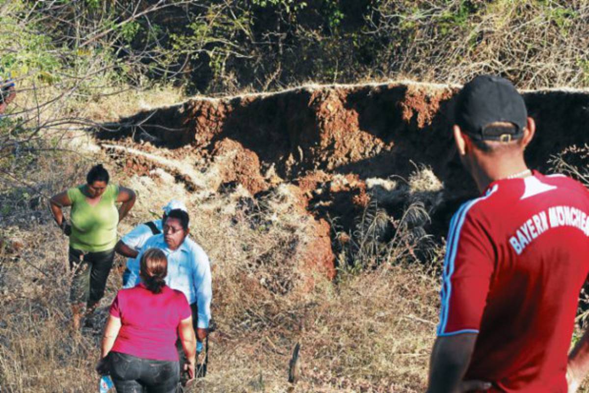 Temen morir soterrados por fallas en montaña