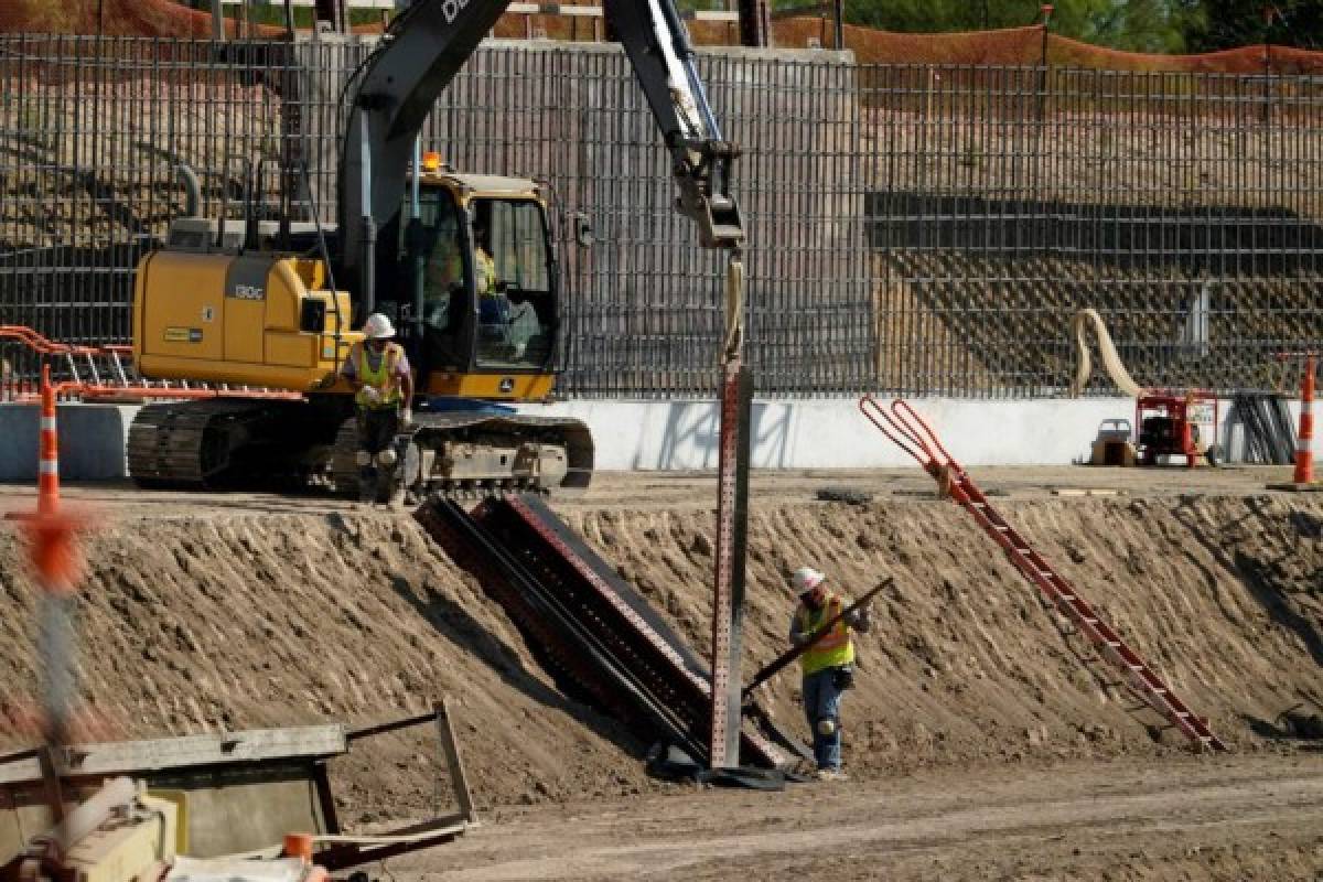 Biden encara decisiones difíciles sobre muros en la frontera