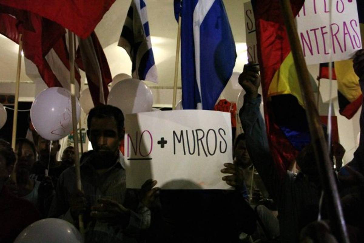 Realizan vigilia por migrantes muertos en la frontera de México con EEUU  