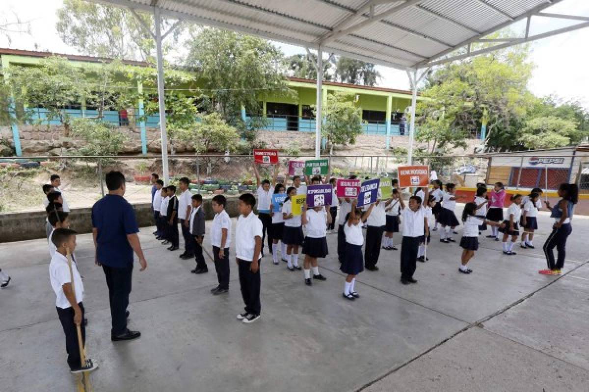 Niños de kínder, los primeros en rendir tributo a la patria