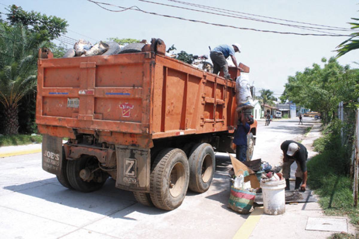 Destruyen criaderos del mosquito del dengue en Choluteca