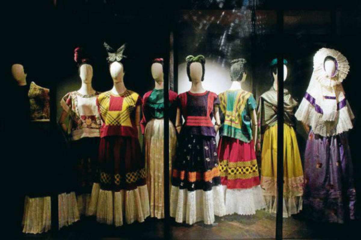 'Las apariencias engañan, los vestidos de Frida Kahlo”