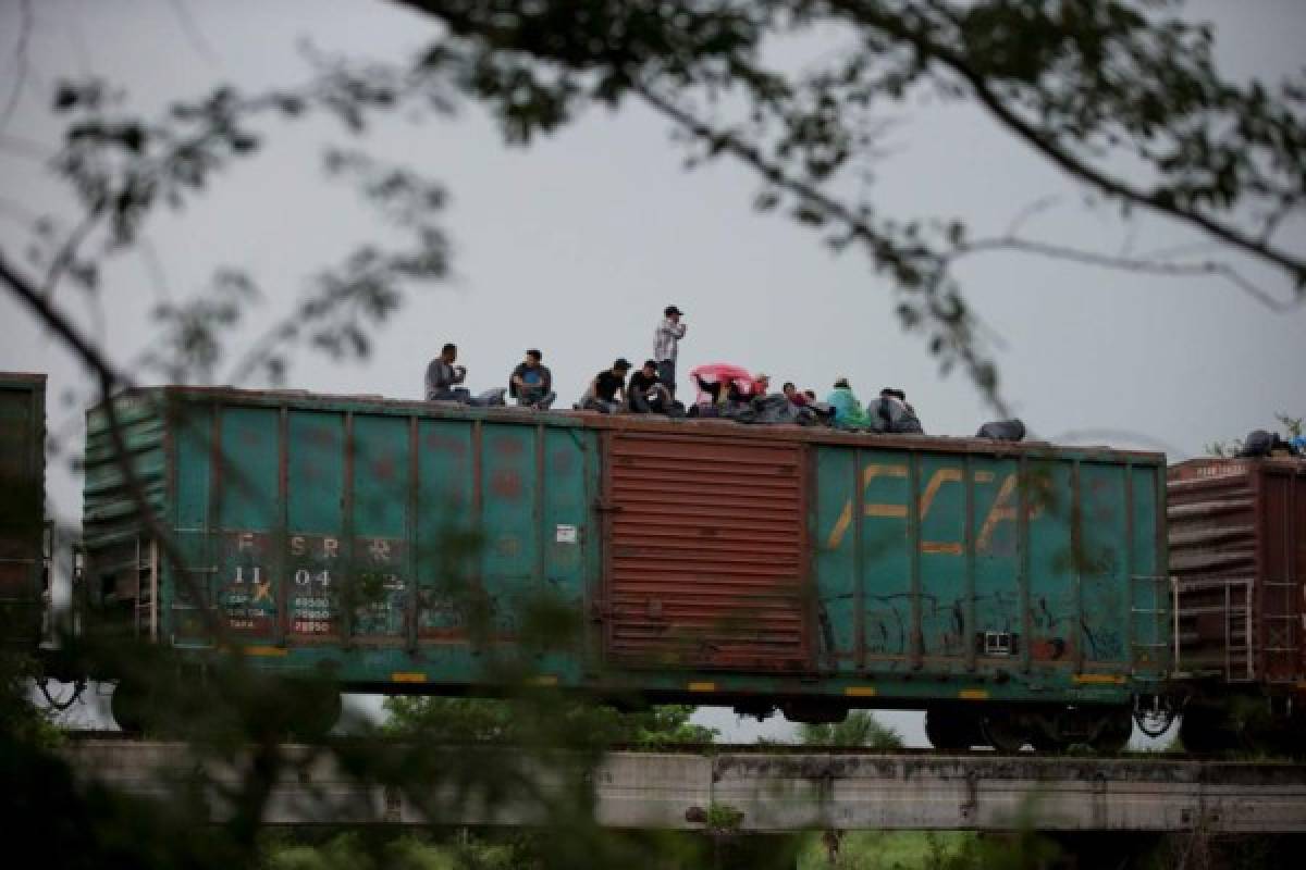 México busca impedir que migrantes viajen en tren 'La Bestia'