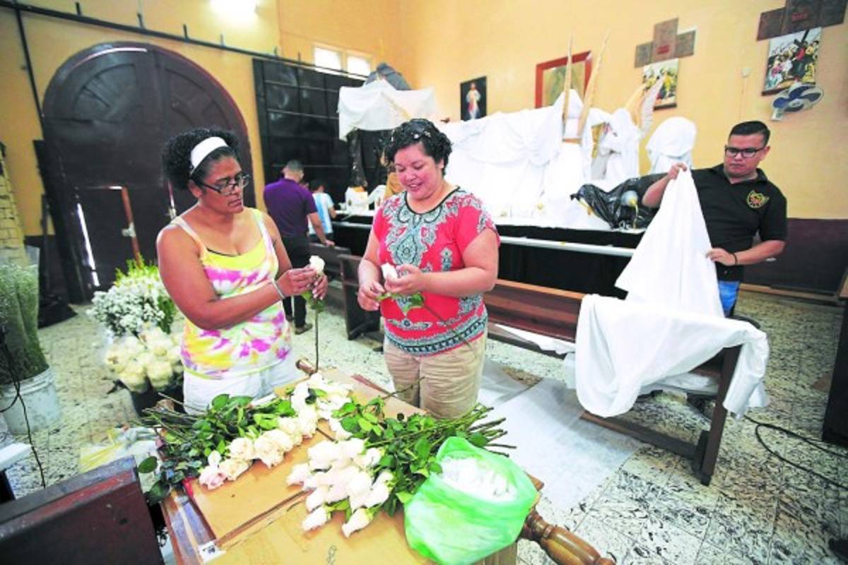 Caballeros del Santo Entierro listos para una lección de amor