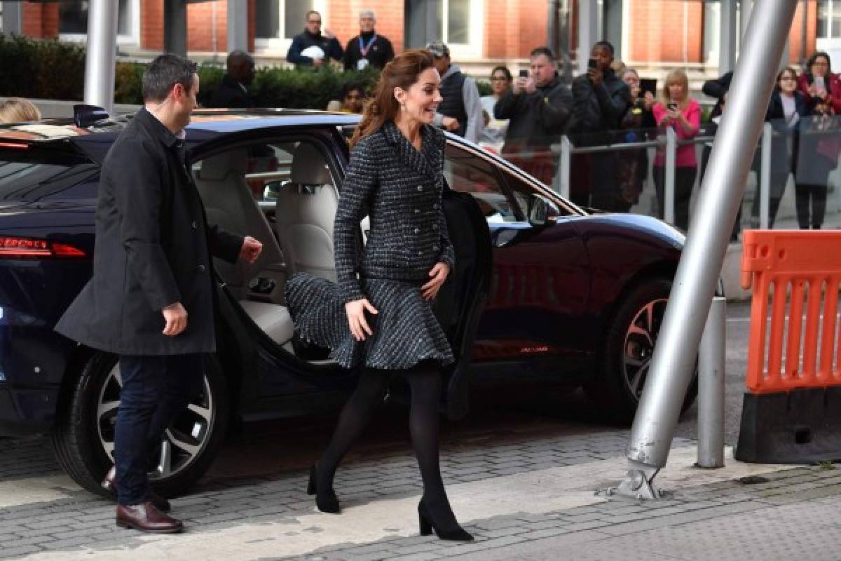Kate Middleton sufre contratiempo con el viento y su minifalda  