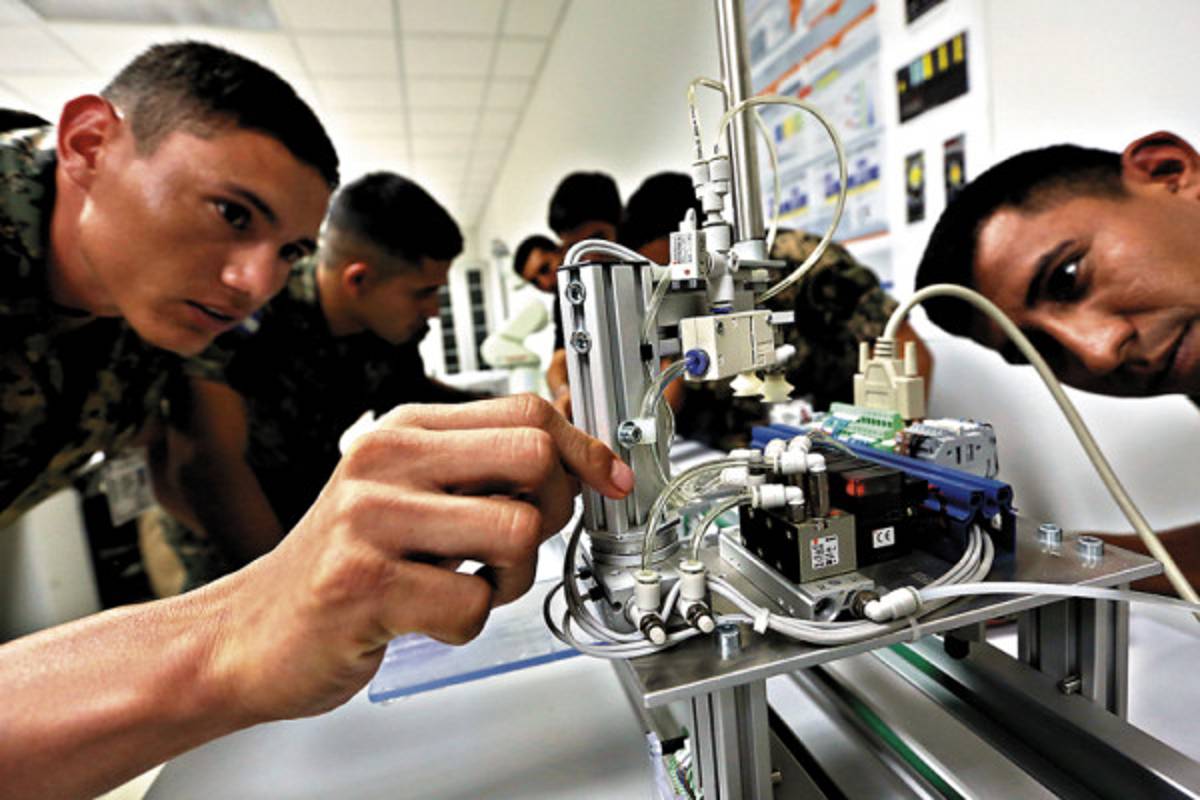 Fuerza militar de generación mecatrónica