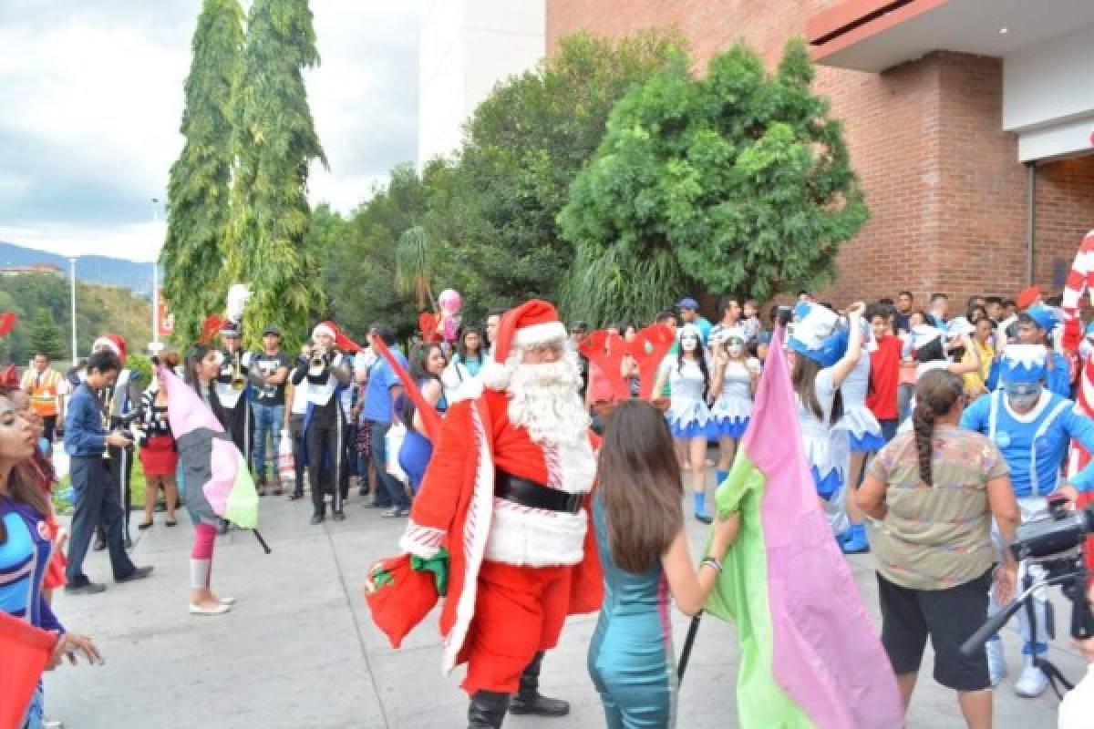 Espectacular desfile navideño en Metromall