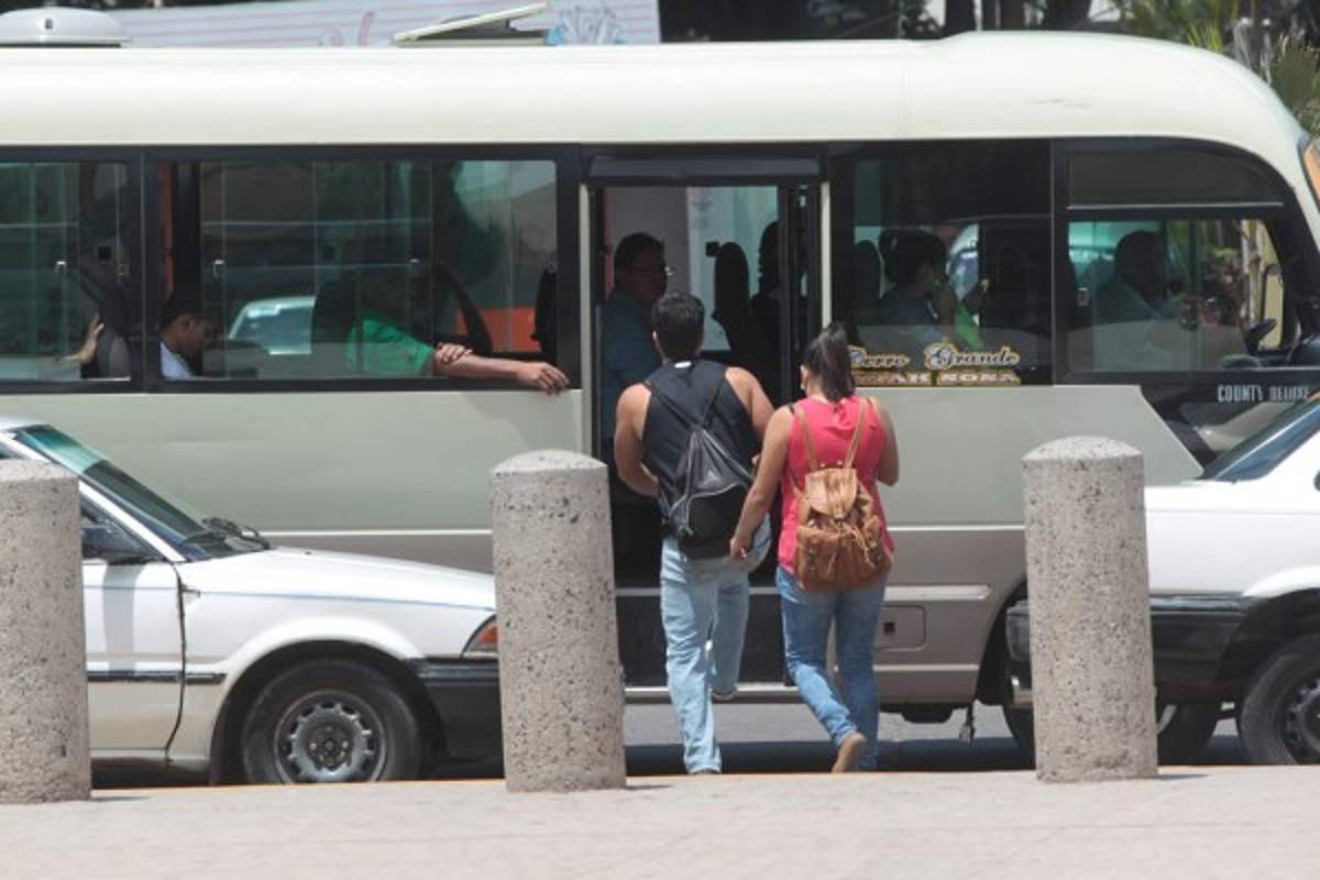 De farsa califican usuarios sistema de cámaras en buses