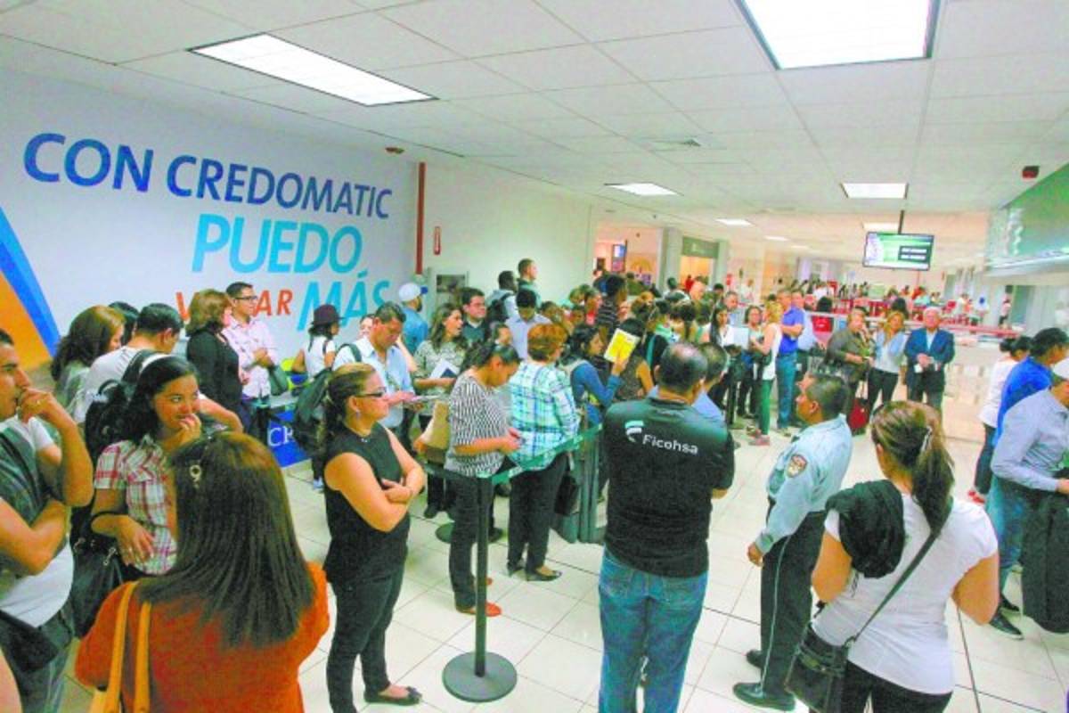 Regular afluencia de viajeros en primer día de feriado