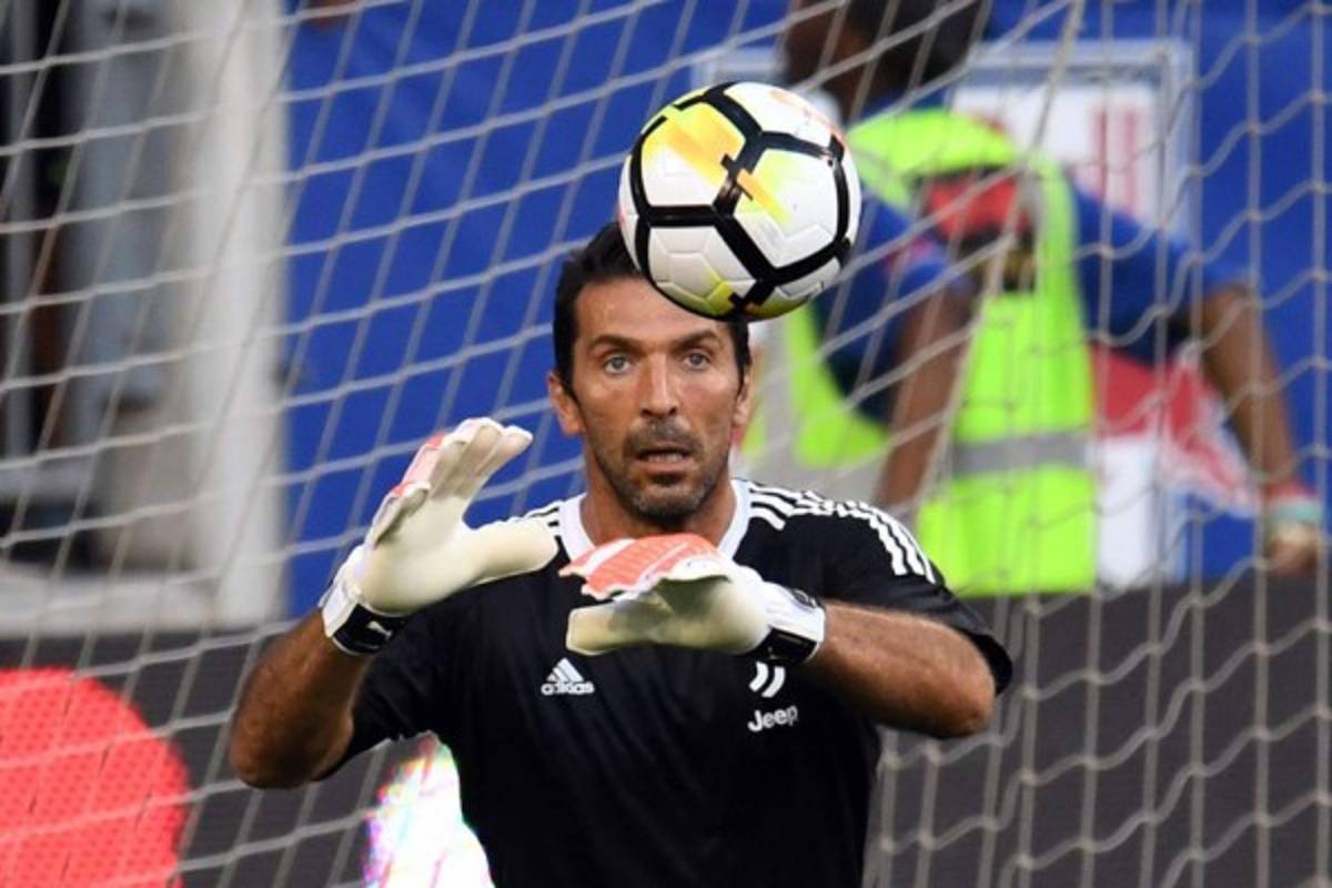 Gianluigi Buffon y su pareja son fotografiados en una polémica posición