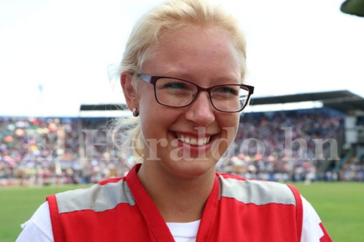 Bella joven alemana se enamora de los desfiles hondureños