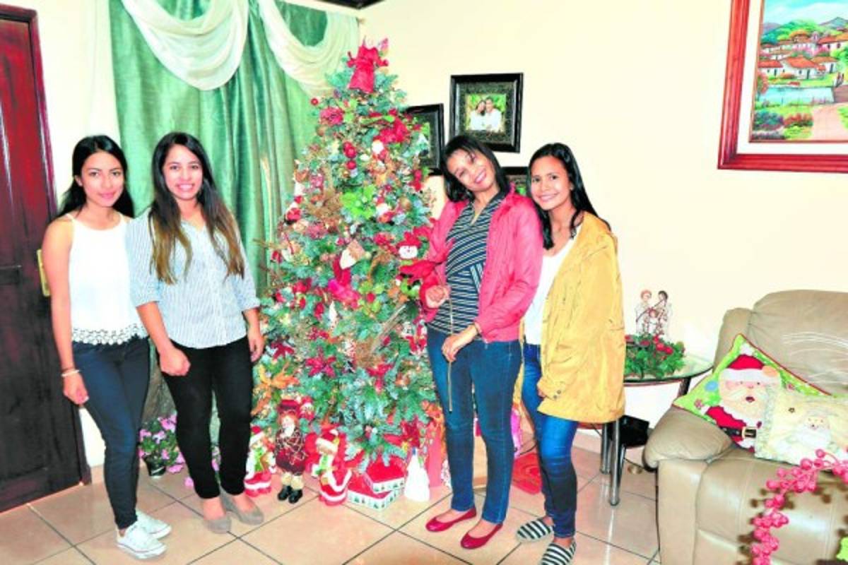 Posando con sus familiares, Karola nos regala un pedacito de su hogar, su árbol navideño es tan hermoso y alegre como ella, foto: Ronald Aceituno.
