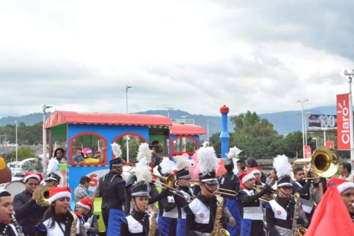 Espectacular desfile navideño en Metromall