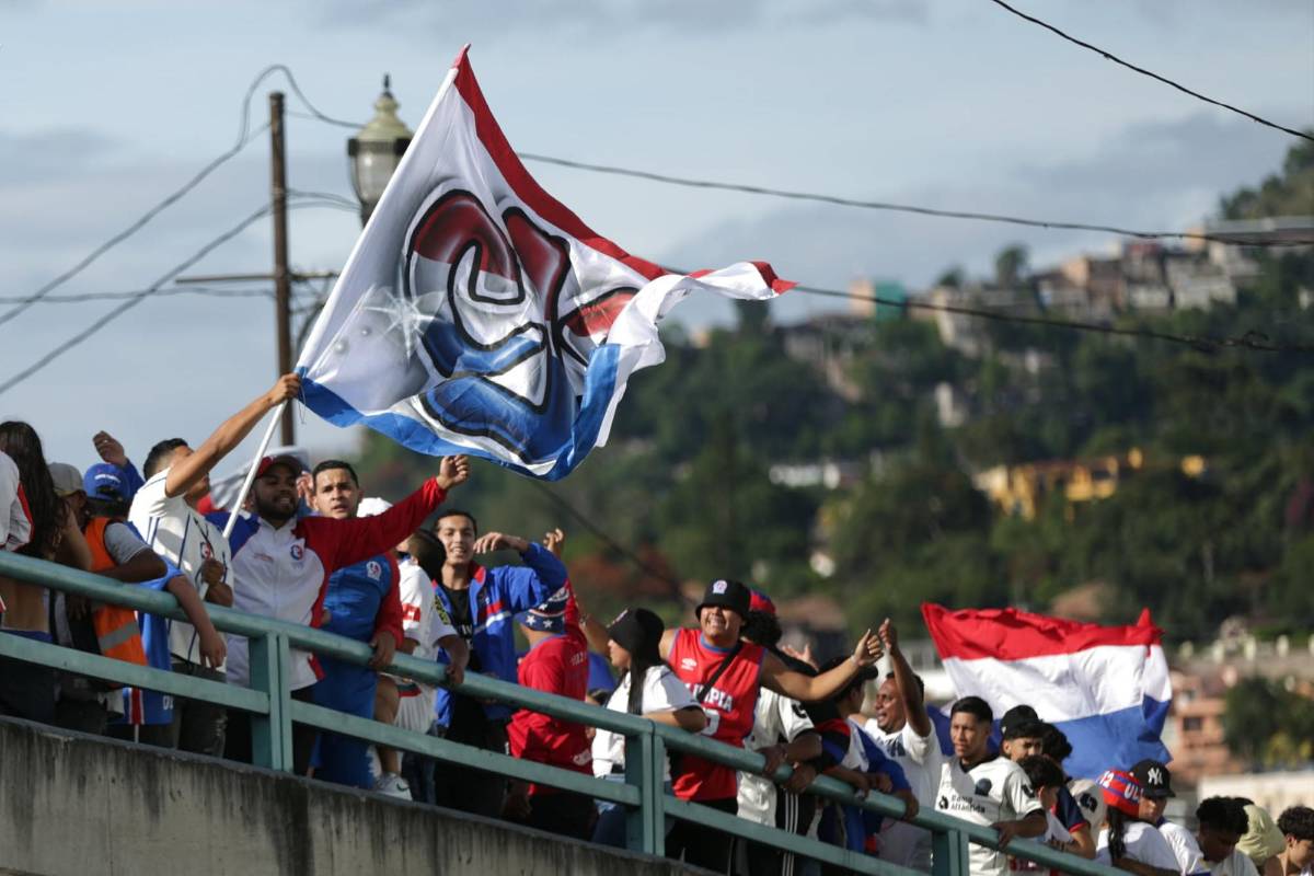La Ultra Fiel prendió el clásico: bengalas, cánticos y pasión en el Chelato Uclés